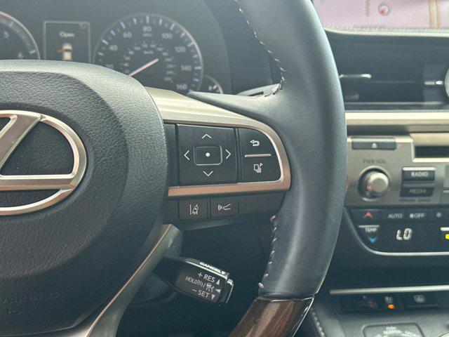 Photo of 2016 Silver Lexus ES 350