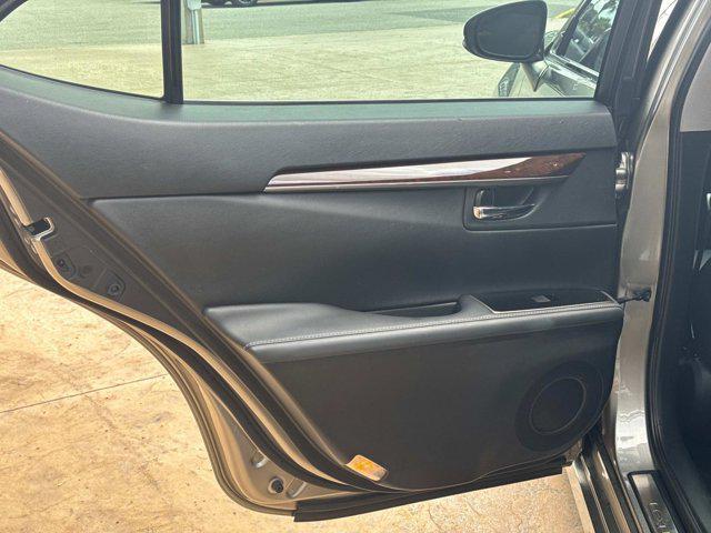Photo of 2016 Silver Lexus ES 350