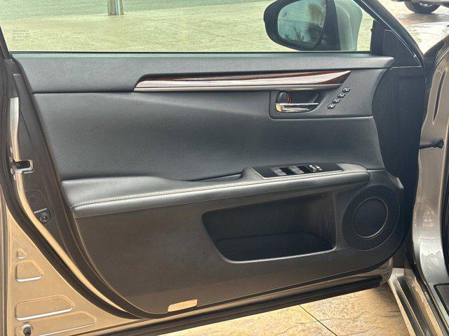 Photo of 2016 Silver Lexus ES 350