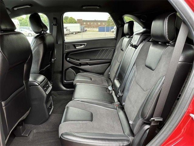 Photo of 2024 Rapid Red Metallic Tinted Clearcoat Ford Edge