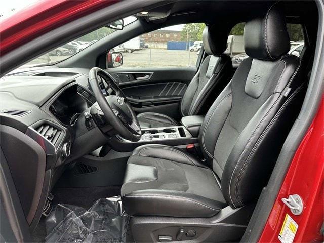 Photo of 2024 Rapid Red Metallic Tinted Clearcoat Ford Edge