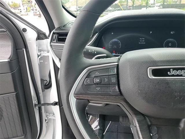 Photo of 2023 Bright White Clearcoat Jeep Grand Cherokee