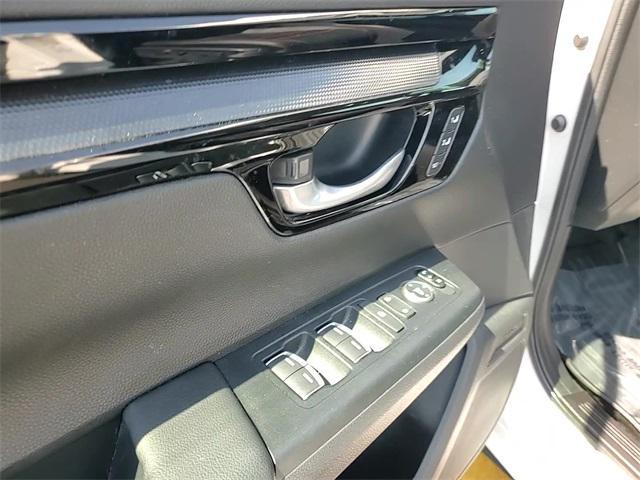 Photo of 2025 Platinum White Pearl Honda CR-V Hybrid