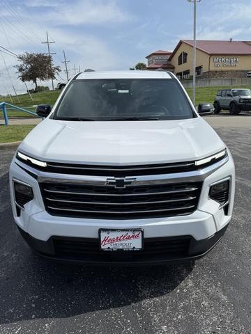 Photo of 2025 Summit White Chevrolet Traverse