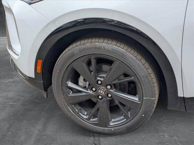 Photo of 2025 Iridescent White Tricoat Buick Envision