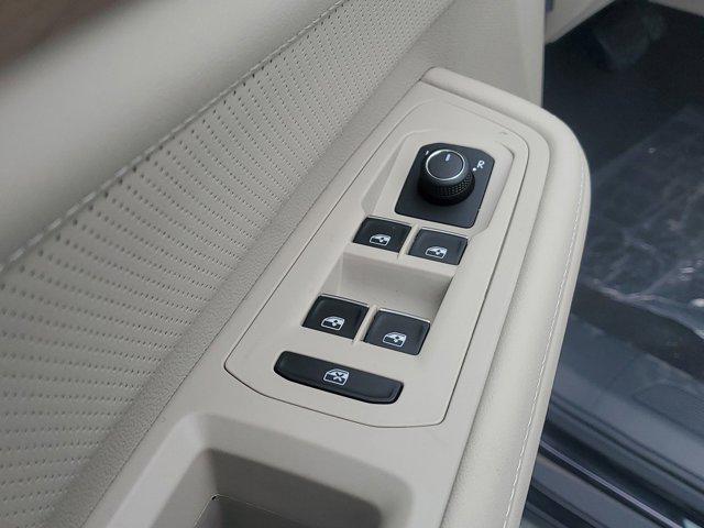 Photo of 2025 Deep Black Pearl Volkswagen Atlas