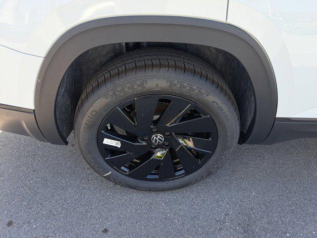 Photo of 2025 Pure White Volkswagen Atlas