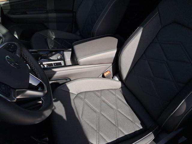Photo of 2025 Pure White Volkswagen Atlas