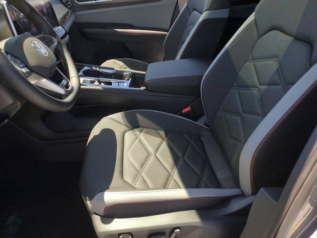 Photo of 2025 Deep Black Pearl Volkswagen Atlas