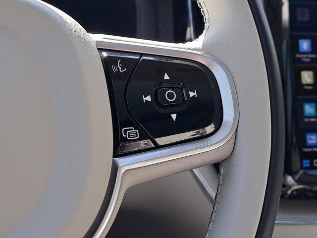 Photo of 2022 Onyx Black Metallic Volvo XC60