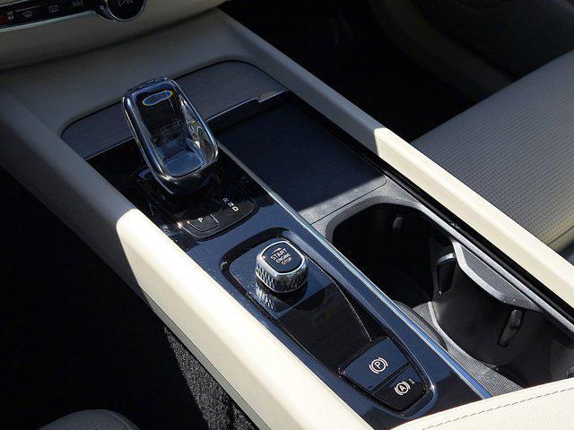 Photo of 2022 Onyx Black Metallic Volvo XC60