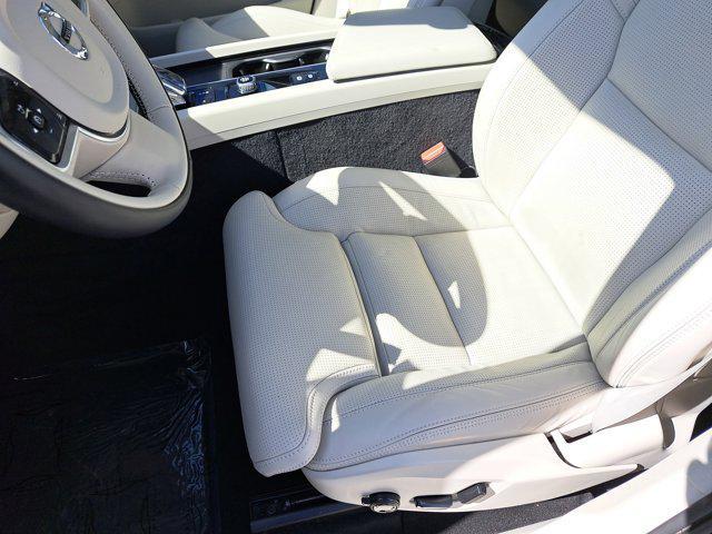 Photo of 2022 Onyx Black Metallic Volvo XC60