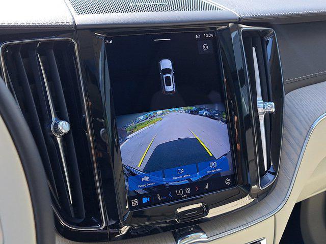 Photo of 2022 Onyx Black Metallic Volvo XC60
