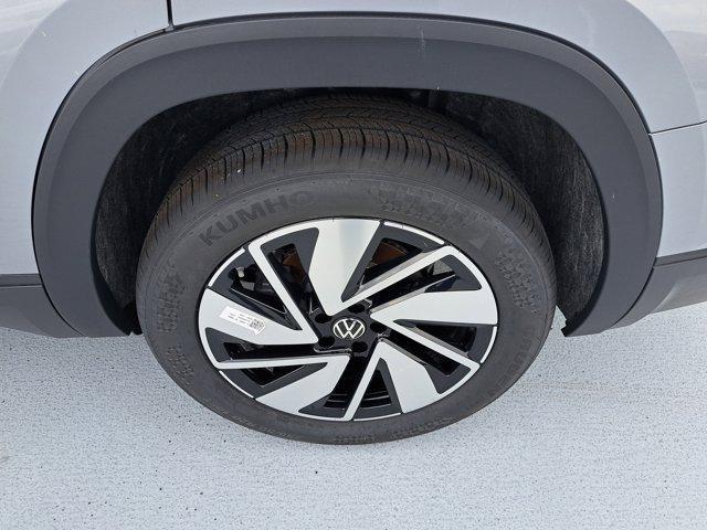 Photo of 2025 Silver Mist Metallic Volkswagen Atlas