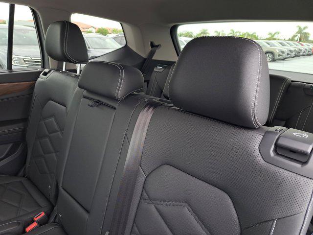 Photo of 2025 Silver Mist Metallic Volkswagen Atlas