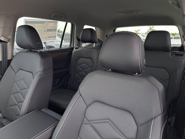 Photo of 2025 Silver Mist Metallic Volkswagen Atlas