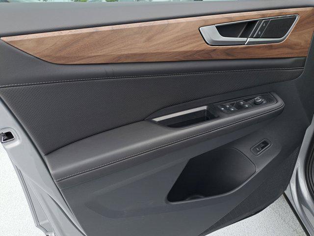 Photo of 2025 Silver Mist Metallic Volkswagen Atlas