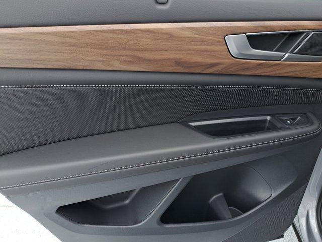 Photo of 2025 Silver Mist Metallic Volkswagen Atlas