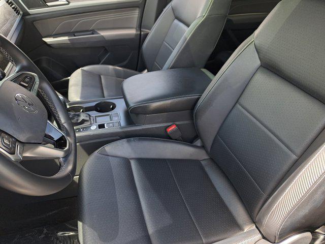 Photo of 2021 Pure White Volkswagen Atlas Cross Sport