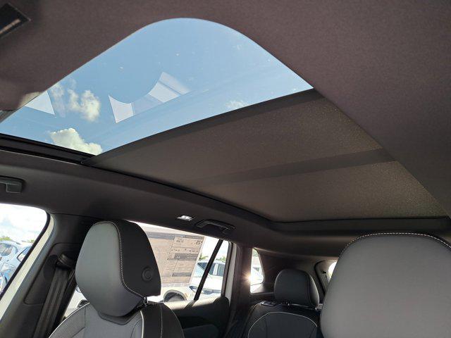 Photo of 2025 Opal White Pearl Volkswagen Tiguan