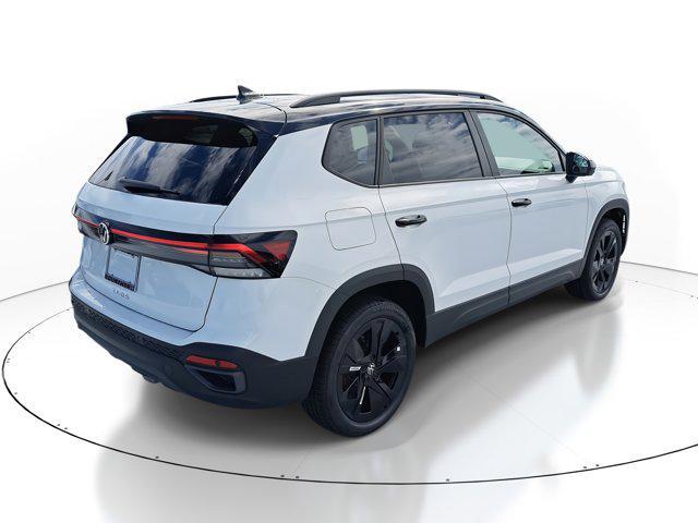 Photo of 2025 Pure White w/Deep Black Roof Volkswagen Taos