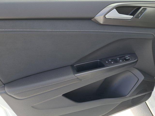 Photo of 2025 Pure White w/Deep Black Roof Volkswagen Taos