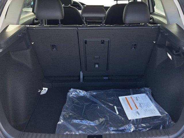 Photo of 2025 Pure White w/Deep Black Roof Volkswagen Taos