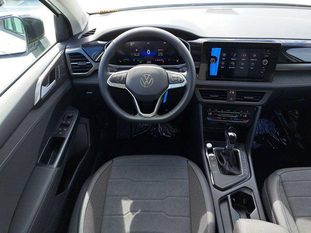 Photo of 2025 Pure White w/Deep Black Roof Volkswagen Taos