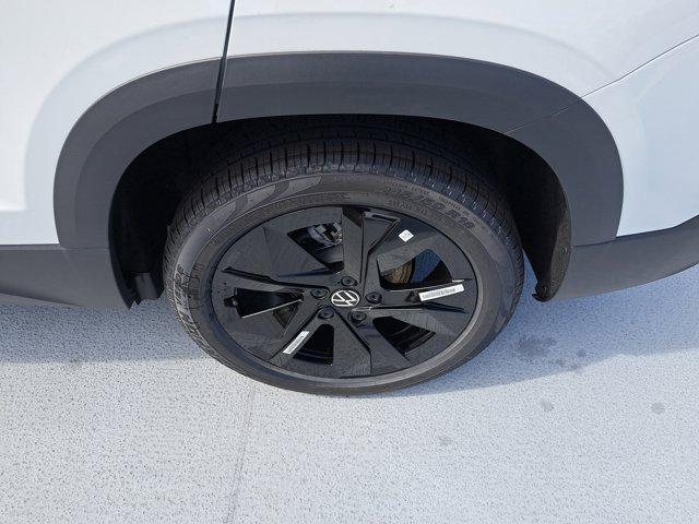 Photo of 2025 Pure White w/Deep Black Roof Volkswagen Taos