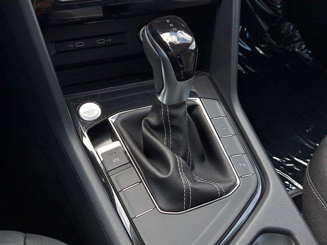 Photo of 2025 Pure White w/Deep Black Roof Volkswagen Taos