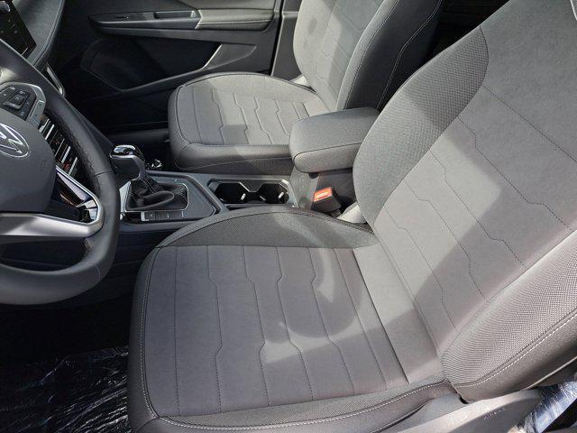 Photo of 2025 Pure White w/Deep Black Roof Volkswagen Taos