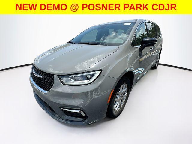 Photo of 2025 Ceramic Gray Clearcoat Chrysler Pacifica