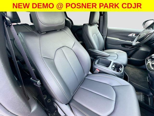 Photo of 2025 Ceramic Gray Clearcoat Chrysler Pacifica
