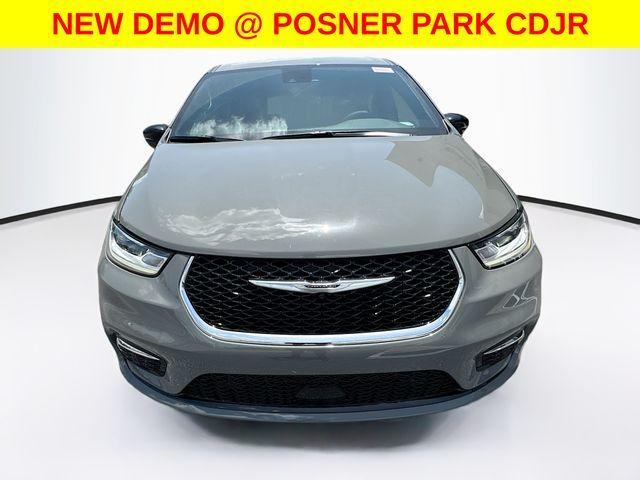 Photo of 2025 Ceramic Gray Clearcoat Chrysler Pacifica