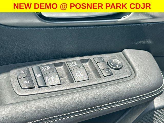 Photo of 2025 Ceramic Gray Clearcoat Chrysler Pacifica