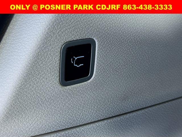 Photo of 2023 Brilliant Black Crystal Pearlcoat Chrysler Voyager