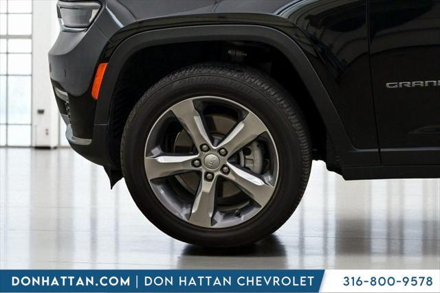 Photo of 2021 Diamond Black Crystal Pearlcoat Jeep Grand Cherokee L