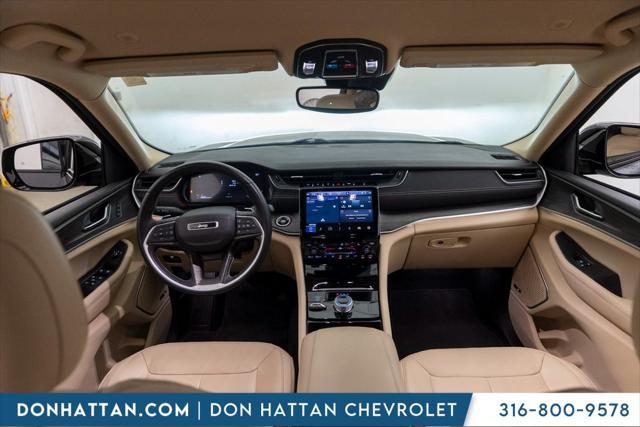 Photo of 2021 Diamond Black Crystal Pearlcoat Jeep Grand Cherokee L