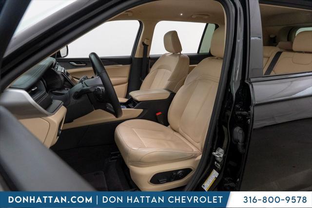 Photo of 2021 Diamond Black Crystal Pearlcoat Jeep Grand Cherokee L