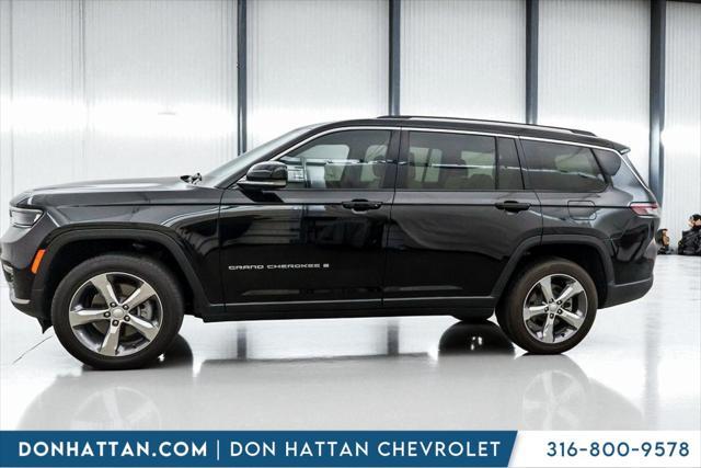 Photo of 2021 Diamond Black Crystal Pearlcoat Jeep Grand Cherokee L