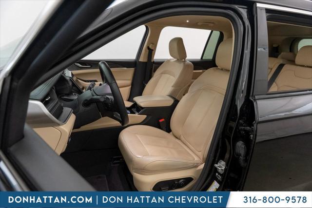 Photo of 2021 Diamond Black Crystal Pearlcoat Jeep Grand Cherokee L