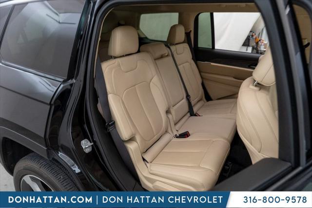Photo of 2021 Diamond Black Crystal Pearlcoat Jeep Grand Cherokee L