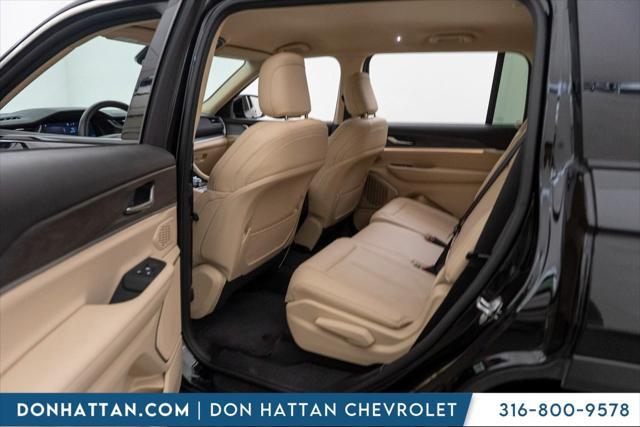 Photo of 2021 Diamond Black Crystal Pearlcoat Jeep Grand Cherokee L
