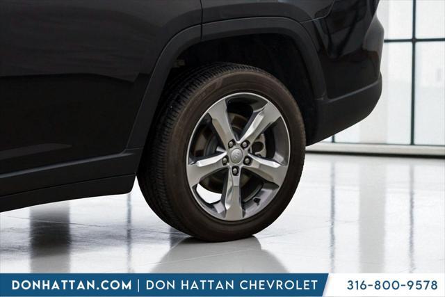 Photo of 2021 Diamond Black Crystal Pearlcoat Jeep Grand Cherokee L