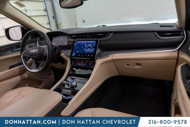 Photo of 2021 Diamond Black Crystal Pearlcoat Jeep Grand Cherokee L