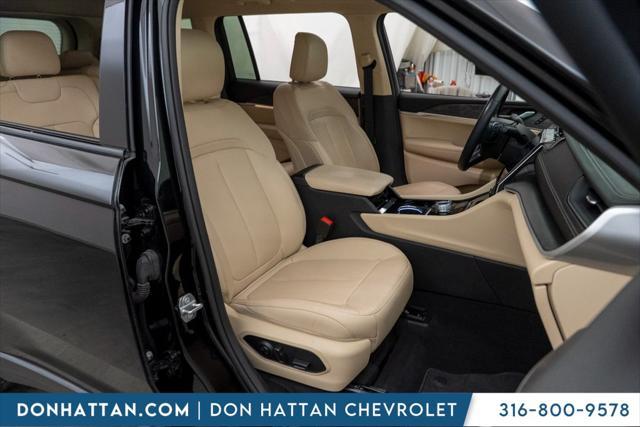 Photo of 2021 Diamond Black Crystal Pearlcoat Jeep Grand Cherokee L