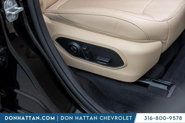 Photo of 2021 Diamond Black Crystal Pearlcoat Jeep Grand Cherokee L