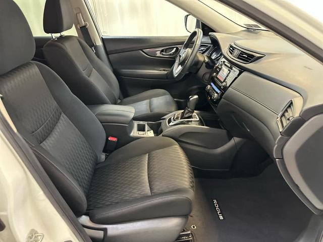 Photo of 2017 Glacier White Nissan Rogue