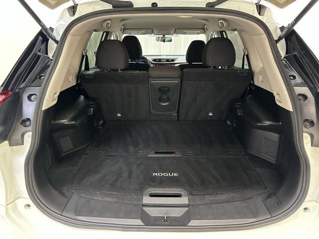 Photo of 2017 Glacier White Nissan Rogue