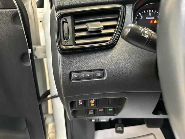 Photo of 2017 Glacier White Nissan Rogue